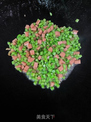 豆角炒水腿肠丁的做法步调：8