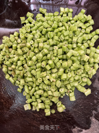 豆角炒水腿肠丁的做法步调：3