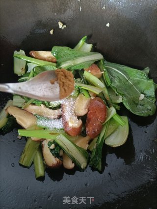 喷鼻菇炒油菜的做法步调：7