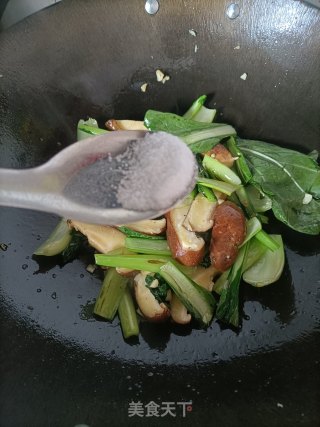 喷鼻菇炒油菜的做法步调：6