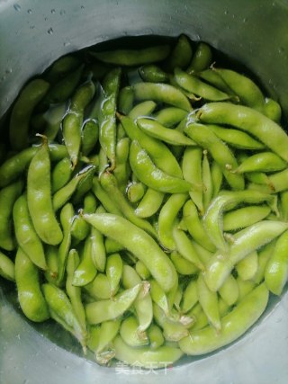麻辣火煮毛豆的做法步调：1
