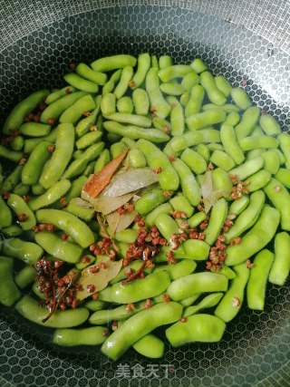 麻辣火煮毛豆的做法步调：4