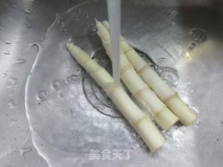 鞭笋炒棱角丝瓜的做法步调：2