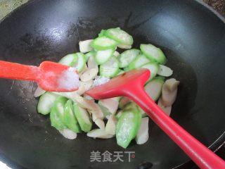 鞭笋炒棱角丝瓜的做法步调：9