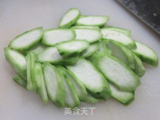 鞭笋炒棱角丝瓜的做法步调：5