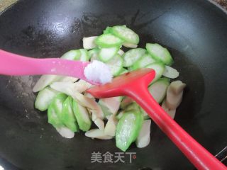 鞭笋炒棱角丝瓜的做法步调：8