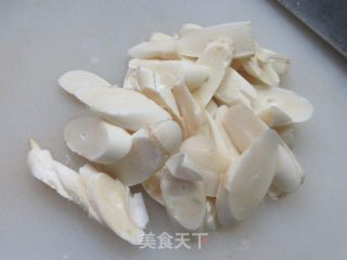 鞭笋炒棱角丝瓜的做法步调：3