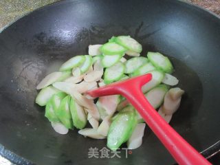 鞭笋炒棱角丝瓜的做法步调：7