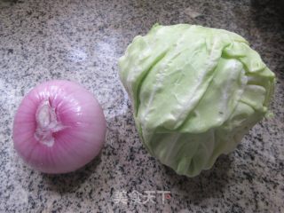洋葱炒牛心菜的做法步调：1