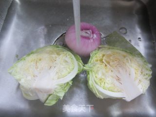 洋葱炒牛心菜的做法步调：2