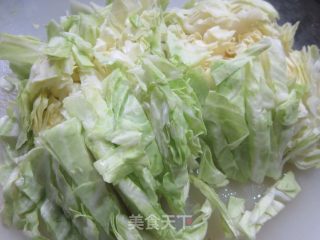 洋葱炒牛心菜的做法步调：3