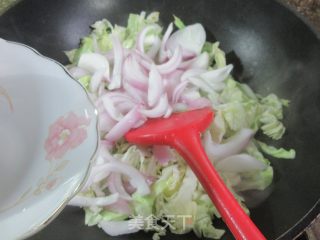 洋葱炒牛心菜的做法步调：6