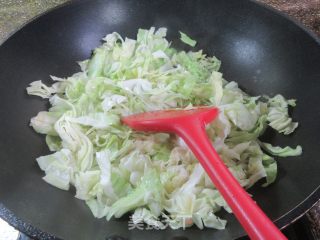 洋葱炒牛心菜的做法步调：5