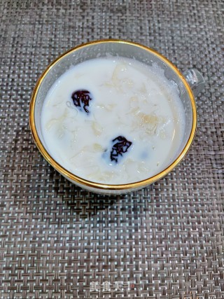 牛奶银耳羹的做法步调：10
