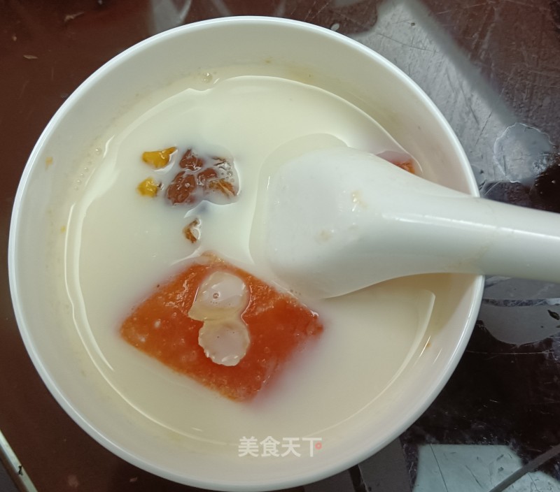 木瓜桃胶白角米炖牛奶的做法