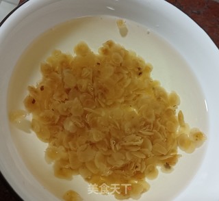 木瓜桃胶白角米炖牛奶的做法步调：2