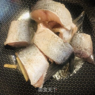 酱焖鲢鱼尾的做法步调：6