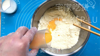 蔓越莓蜜豆司康，里面酥坚，里面坚实，烤时谦屋飘喷鼻，进口奶喷鼻浓重。的做法步调：5