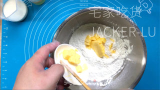 蔓越莓蜜豆司康，里面酥坚，里面坚实，烤时谦屋飘喷鼻，进口奶喷鼻浓重。的做法步调：3