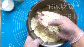 蔓越莓蜜豆司康，里面酥坚，里面坚实，烤时谦屋飘喷鼻，进口奶喷鼻浓重。的做法步调：4
