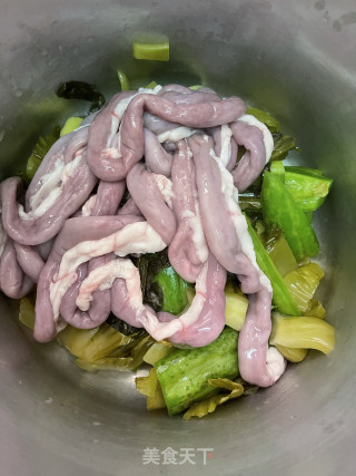 苦瓜酸菜煲粉肠的做法步调：9