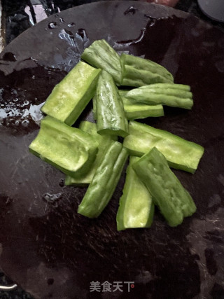 苦瓜酸菜煲粉肠的做法步伐
：2