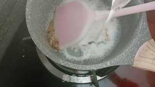 白豆烧仙草奶茶的做法步调：5