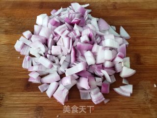 洋葱丁炒肉终的做法步调：1
