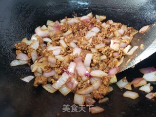 洋葱丁炒肉终的做法步调：3