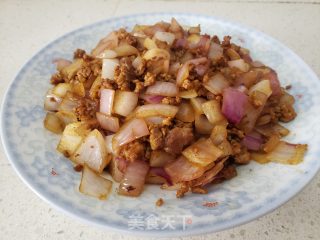 洋葱丁炒肉终的做法步调：4