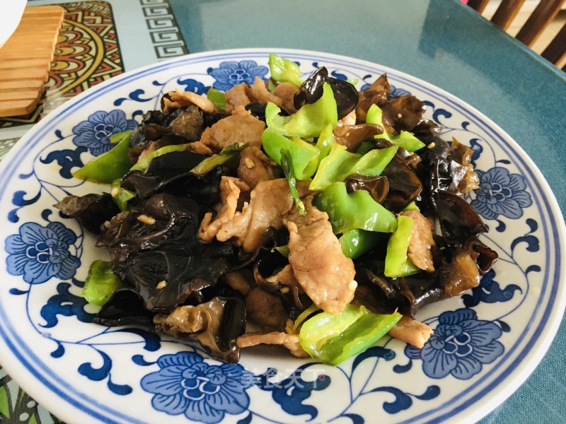 木耳青椒过油肉的做法
