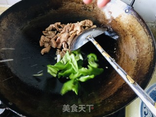 木耳青椒过油肉的做法步调：6