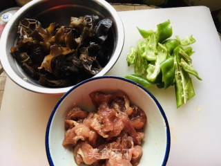 木耳青椒过油肉的做法步调：2