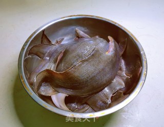 白烧目鱼的做法步调：1