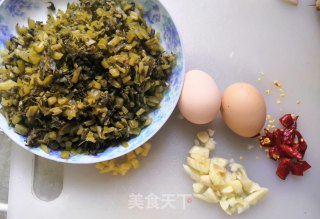 火腌菜炒鸡蛋的做法步调：1