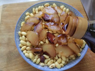 广式腊肉蒸黄豆的做法步调：4