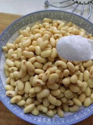 广式腊肉蒸黄豆的做法步调：1