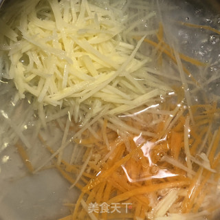 土豆丝蛋卷的做法步调：2