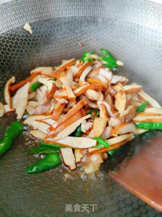 豆干炒韭菜的做法步调：6