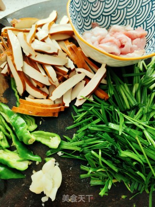 豆干炒韭菜的做法步调：2