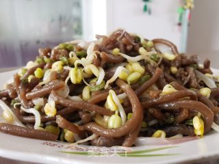 绿芽菜洋葱炒白薯饸饹里的做法步调：7