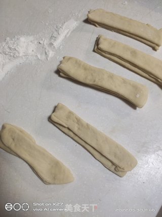 炸油条的做法步调：4