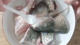 鱼头烧豆腐的做法步调：1