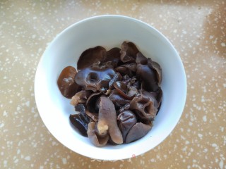 黒木耳黄瓜炒蛋的做法步调：1