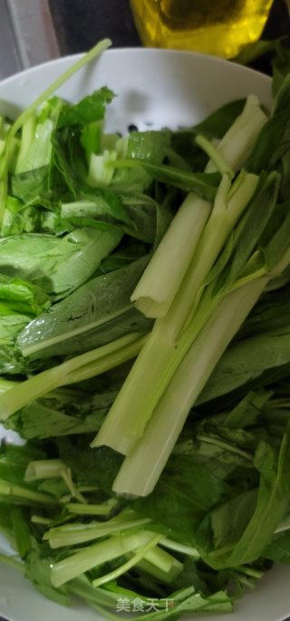 椒丝豆豉炒空心菜的做法步调：1