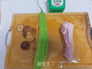 苦瓜酿肉的做法步调：1
