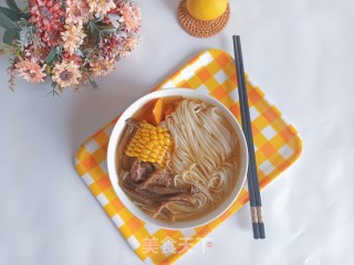 鹿茸菇筒骨玉米汤里的做法步调：6