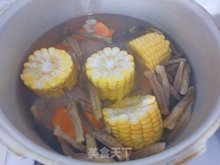 鹿茸菇筒骨玉米汤里的做法步调：3