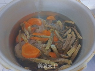 鹿茸菇筒骨玉米汤里的做法步调：2