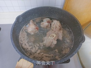 鹿茸菇筒骨玉米汤里的做法步调：1
